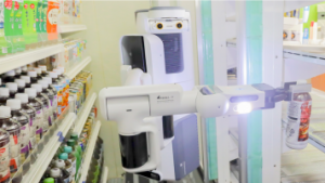 穿梭于货架之间的AI：数百家日本便利店开始使用机器人补货