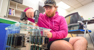 南卫理公会大学学生用 Jetson Edge 打造微型超级计算机